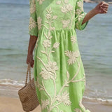 Vestido informal de mulher com estampado floral.